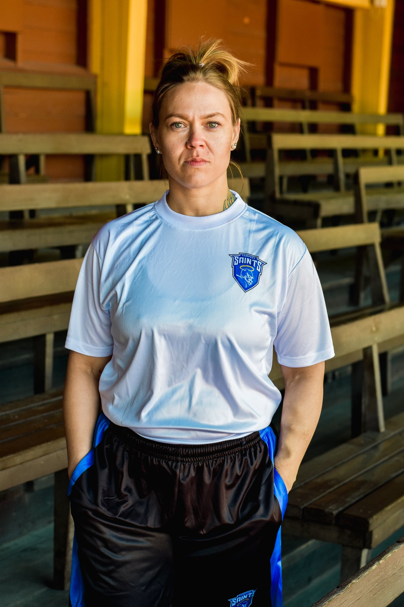 Valkoinen tekninen T-paita Tampere Saints logolla